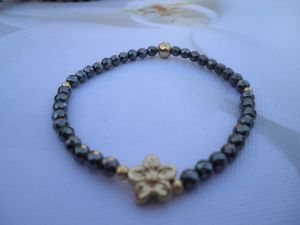 Bracelet hematite boule avec fleur