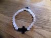 bracelet quartz rose avec croix en onyx noir