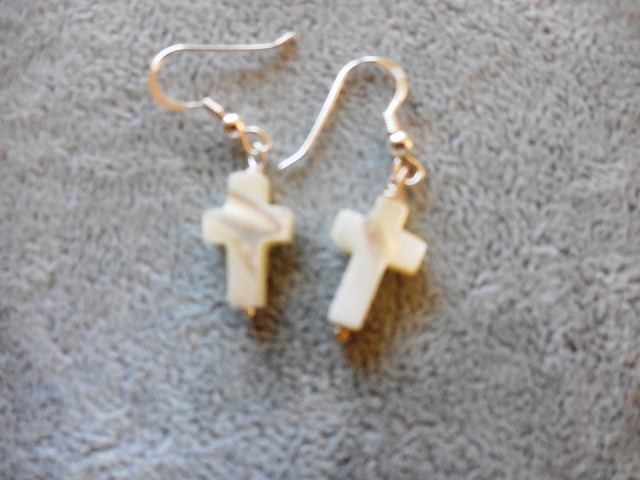 Boucles d'oreilles croix en nacre blanche