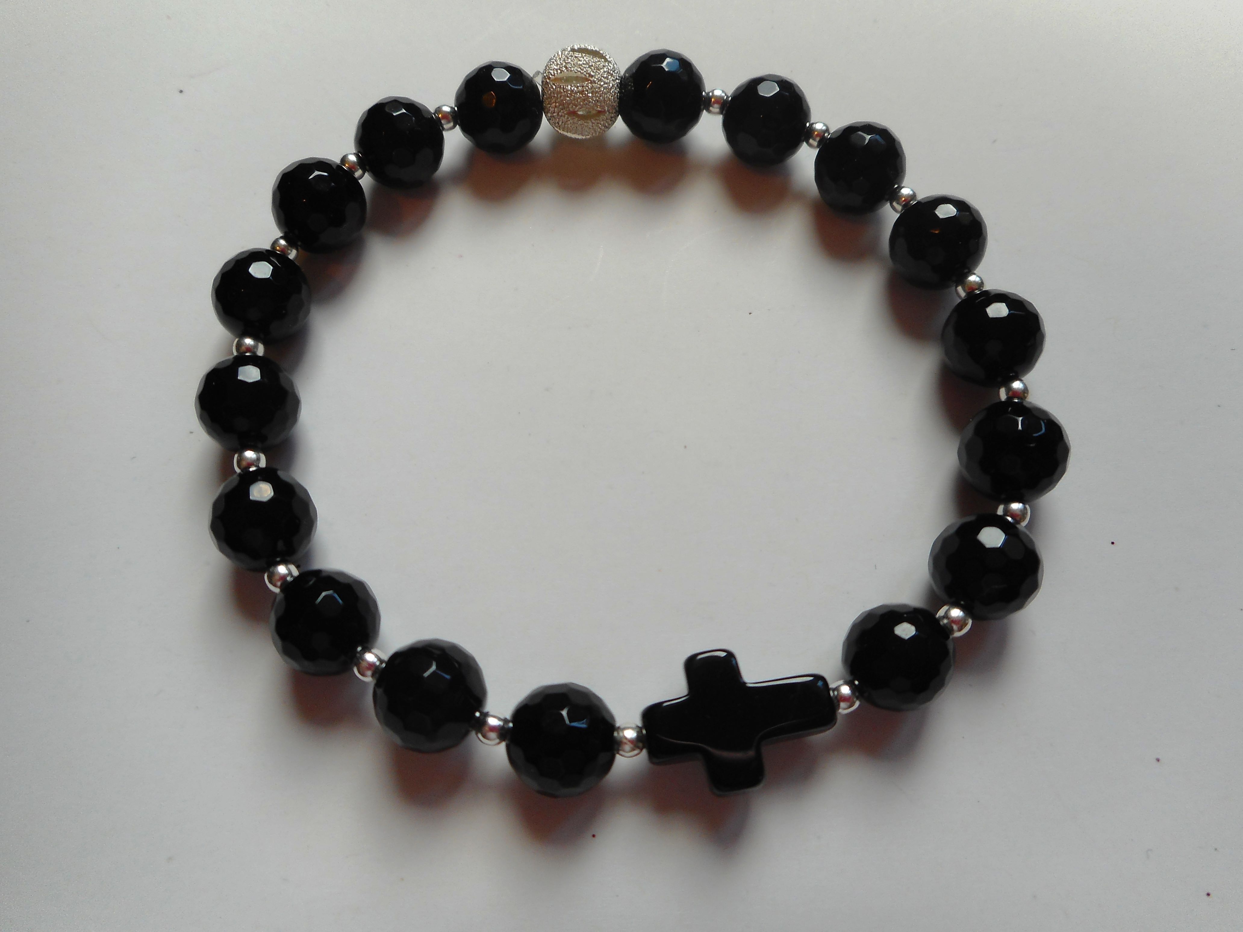 Bracelet onyx noir avec croix 8 MM