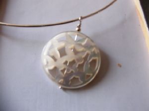 Pendentif rond nacre blanche