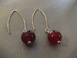 Boucles demi-créoles cornaline rouge