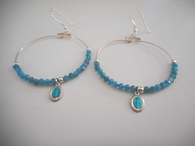 Boucles d'oreilles créoles apatite bleue vierge 