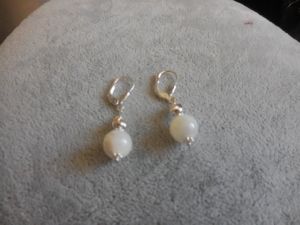 Boucles d'oreilles boule  nacre blanche