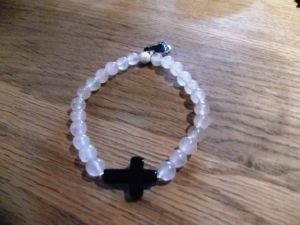 bracelet quartz rose avec croix en onyx noir