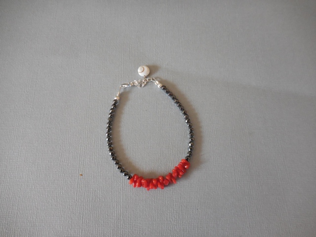 Bracelet hématite 3 mm avec corail de méditerranée