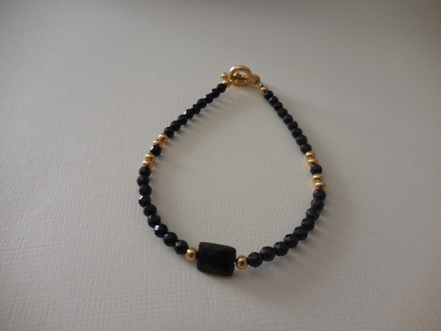 Bracelet fin onyx noir plaque or