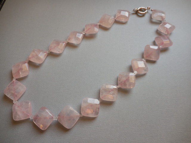 Collier quartz rose losange 