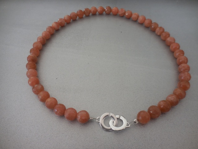 Collier pierre de soleil fermoir menottes